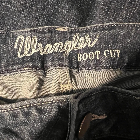 Wrangler, 11/32, medium wash, midrise bootcut, relaxed fit, 5pocket, zip denim - Picture 6 of 7